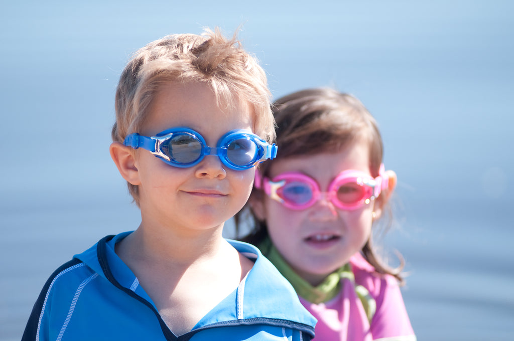 Детские очки. Дети в солнцезащитных очках. Ребенок в очках для плавания. Очки для купания в бассейне детские.